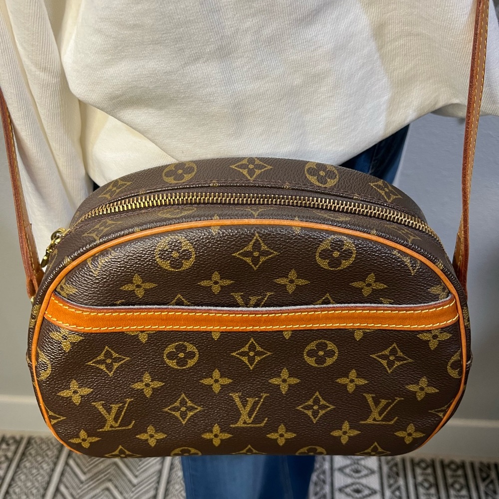💯AUTHENTIC LOUIS VUITTON VINTAGE BLOIS MONOGRAM SHOULDER CROSSBODY BAG.